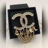 Брошь CHANEL с буквами и кисточками, высокое качество, материал, идентичный мате