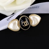Новая осенне-зимняя коллекция Chanel： жемчужная брошь с классическим дизайном и 