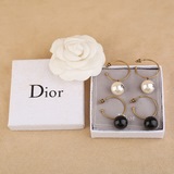 Серьги Dior.