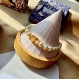 Браслет Dior CD Pearl состоит из импортных белых бусин из смолы с насыщенным цве