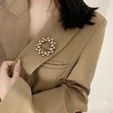 Новые броши Jadior от Dior, представленные в магазинах, являются украшениями, ко