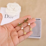 Серьги Dior.