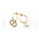 Сережки-гвоздики Dior с натуральными пресноводными жемчужинами, изготовлены из с