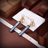 Новые серьги Dior CD с буквами из жемчуга, представленные в магазинах. Невероятн