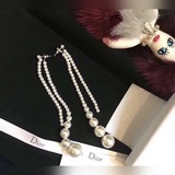 Dior – классические длинные серьги с жемчужными кисточками, обязательный аксессу