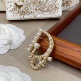 Dior Диор Классическая ретро буква Жемчужная брошь, соответствующая фирменному с