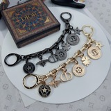 Новые сумочные аксессуары Dior отличаются высоким качеством, изготовлены из мате