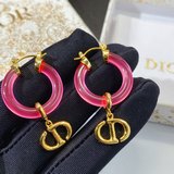 Серьги Dior 21k в форме сердца из 21-каратного золота выглядят очень нежно и име