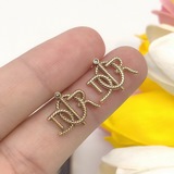 Сережки-гвоздики с буквой DIOR. Высокое качество, изготовлены по оригинальному ш