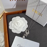 Буквенное колье Dior – лаконичное и элегантное. Любимое украшение звезд, подчерк