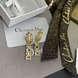Dior Золотые серьги-гвоздики с буквой и цепочкой, аналогичные моделям из социаль