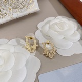 Полный комплект упаковки для витрины. Новинка от Dior. Жемчужные серьги-гвоздики
