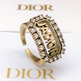 Dior JADIOR кольцо с буквами и бриллиантами.