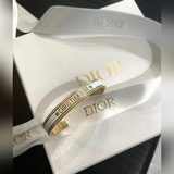 Новая модель браслета Dior в белом и черном цвете, который может быть как сладки