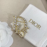 Dior Диор Классическая ретро буква Жемчужная брошь, соответствующая фирменному с