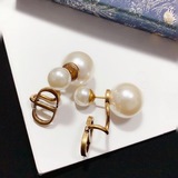 Dior Серьги-гвоздики с перламутровыми бусинами в цвете «старое серебро» Точная к
