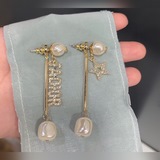Dior. Винтажные сережки-гвоздики с асимметричными буквами из металла с эффектом 
