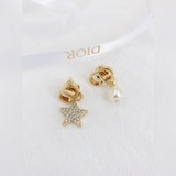 Серьги-гвоздики Dior Star имеют асимметричный дизайн, который выглядит лаконично