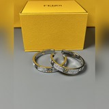 Большие кольцевые серьги с узором Fendi. Металл с золотым покрытием. Украшены бе