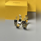 Кольцевые серьги Fendi FF с золотистым металлическим покрытием и черной эмалью. 