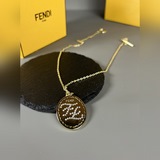 Fendi Новое колье Fendi, овальное металлическое, с выгравированным фирменным лог