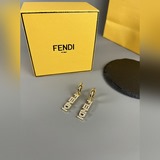 Серьги Fendi с логотипом бренда, изготовлены из металла с золотым покрытием и ин