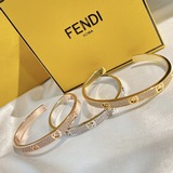 Fendi 2021 Новая коллекция. Модель, представленная на показе. Браслет с буквой F