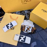 Fendi выпустила новую коллекцию популярных заколок. Они доступны в магазинах и о