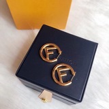 Серьги Fendi с буквой F. Классическая модель из оригинального дизайна. Изготовле
