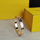 Браслет Fendi привлек мое внимание с первого взгляда. Я увидела его на официальн