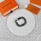 Новейшая модель мужского браслета Louis Vuitton. Новый браслет серебристого цвет