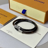 Браслет Keep It Double сочетает в себе Monogram Eclipse и M.