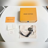 Поставляется в полной комплектации： коробка + сертификат + подарочный пакет + тк