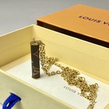 Ожерелье LV Flower сочетает в себе классические буквы LV и цветочный мотив Monog