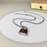 Колье Monogram Lock знаменует возвращение классической ткани Monogram в мир модн