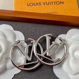 Луи Виттон LOUIS VUITTON Классические серьги-гвоздики напоминают о Луи Виттоне.