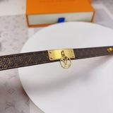 Б/у браслет LV из старой кожи, идеально подходит для летнего наряда. Старый узор