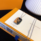 【Уровень покупки】 Новейшее колье с буквами LV создает модный и интересный визуал