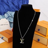 Колье с подвеской LV COLORS Этот стильный колье LV Colors выполнен из ярких и чи