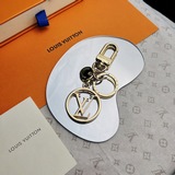 Брелок M68000 Этот брелок LV Circle яркий, красивый и функциональный.