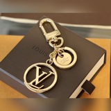 Новый брелок LV Очень простой дизайн с четким и понятным логотипом.