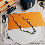 Новые ожерелья Lv в настоящее время очень популярны. Цветные ожерелья выглядят с
