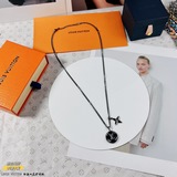 Новое колье с подвеской lv sound vivienne. Колье, созданное арт-директором мужск