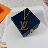 Колье с подвеской из цветных бриллиантов lv colors. Это колье lv colors отличает