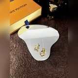 Новые серьги LV. Эти серьги IV Flowergram с асимметричной формой воплощают класс