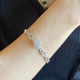 Piaget представляет новую роскошную модель браслета с розой. Такой же, как у Ян 