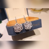 Серьги-клипсы Piaget с объемными ажурными розами. Серьги-клипсы Piaget с розами,