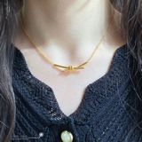 Колье Tiffany CNC из золота с T-образным узлом, чьи концы переплетаются друг с д