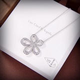 Ожерелье VCA Van Cleef & Arpels с цветочным мотивом — классика, которая нико