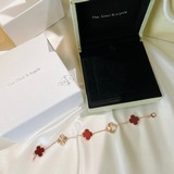 В мире впервые представлена новая модель браслета VCA Van Cleef & Arpels из 